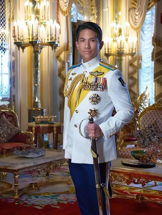 Pangeran Mateen juga melakukan pemotretan individu. Ia tampil gagah dalam balutan baju Kerajaan warna putih sambil memegang pedang. [@anisharsnh/@mateen_anishh]
