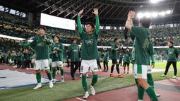 Tokyo Verdy adalah tim yang bermarkas di pusat kota Tokyo, tepatnya di Kota Chofu. Sedangkan Marinos berkandang di Kota Yokohama Prefektur Kanagawa. (J.LEAGUE)