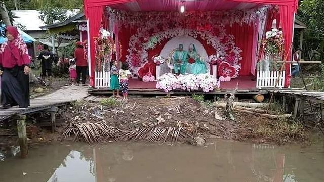 10 Tempat Duduk Pengantin di Nikahan Ini Tidak Biasa, Kocak
