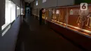 Pengunjung melihat-lihat koleksi Museum Wayang, Jakarta, Sabtu (13/6/2020). Museum yang berada di kawasan Kota Tua Jakarta tersebut mulai kembali dibuka saat pemberlakukan masa transisi PSBB dengan protokol kesehatan. (merdeka.com/Imam Buhori)