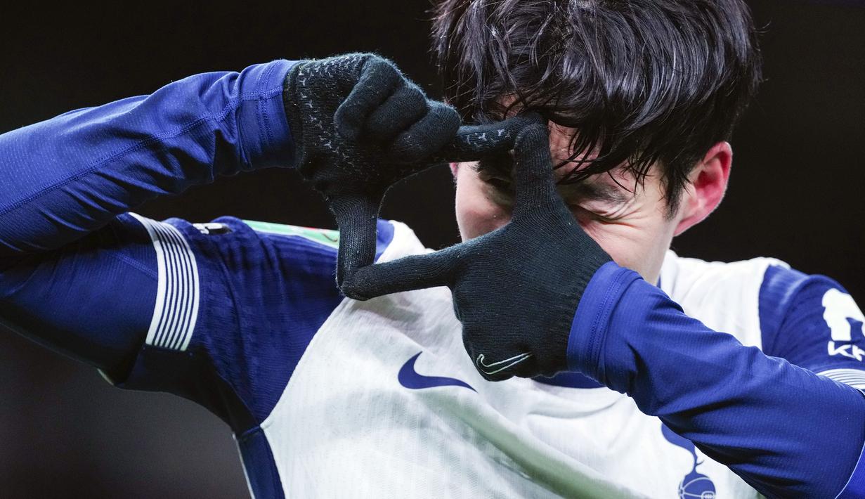 Pemain Tottenham Hotspur, Son Heung-min (kanan) melakukan selebrasi setelah mencetak gol ke gawang Manchester United melalui sepak pojok langsung pada laga perempat final Carabao Cup 2024/2025 di Tottenham Hotspur Stadium, London, Jumat (20/12/2024). (AP Photo/Dave Shopland)