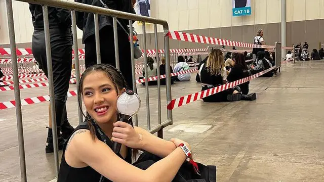 Gaya artis Indonesia saat nonton konser Suga BTS