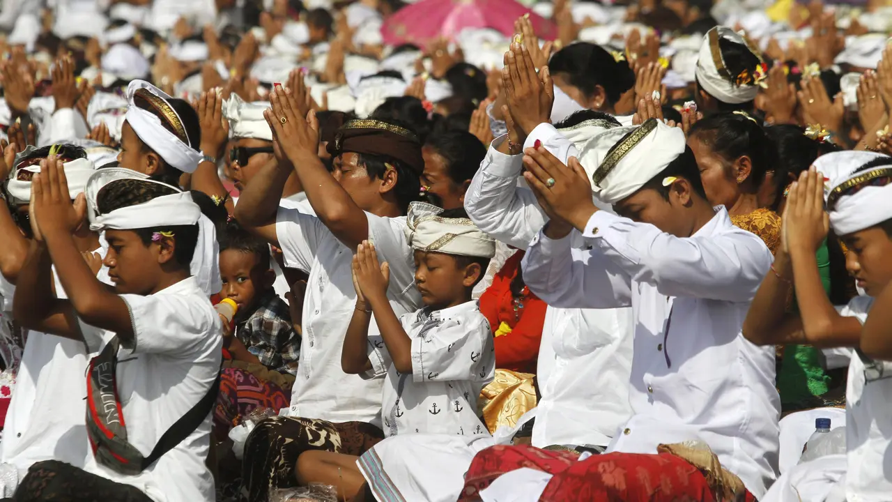 20160306- Umat Hindu Bali Gelar Melasti-Reuters