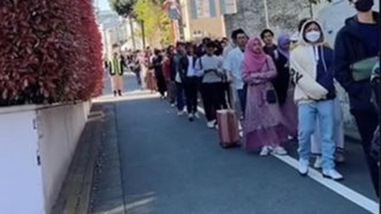 "Gawat-gawat nih antrean sholat Idul Fitri. Di SRIT Tokyo Jepang 10 April 2024," tulis keterangan unggahan.