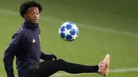 Gelandang Juventus, Juan Cuadrado mengontrol bola saat mengikuti sesi latihan di Contassina, Turin, Italia (6/11). Juventus akan kembali berhadapan dengan wakil Inggris, Manchester United pada grup H Liga Champions. (AFP Photo/Isabella Bonotto)