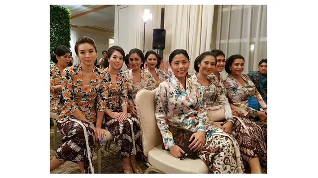 Potret Dian Sastrowardoyo Saat Berbusana Batik, Makin Cantik dan Anggun