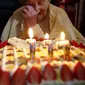 Nenek Emma Morano mengusap air mata saat terharu merayakan usianya yang sudah menginjak 117 tahun di rumahnya di Verbania, Italia, (29/11). Emma lahir pada 29 November 1899, dimana Umberto I masih memerintah Italia. (REUTERS/Alessandro Garofalo)
