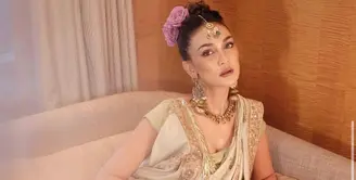 Luna Maya tampil begitu anggun dengan busana tradisional India, Lehenga nuansa nude. (Instagram/lunamaya).