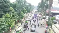 Suasana pawai api obor Asian Games yang diarak keliling kota Bogor sepanjang 10 kilometer, Selasa siang tampak semarak.