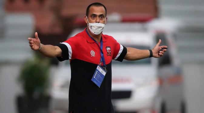 Ekspresi pelatih Madura United, Fabio Araujo Lefundes saat menghadapi Persik Kediri dalam laga pekan ke-13 BRI Liga 1 2021/2022 di Stadion Moch. Soebroto, Magelang, Rabu (24/11/2021). (Bola.com/Bagaskara Lazuardi)