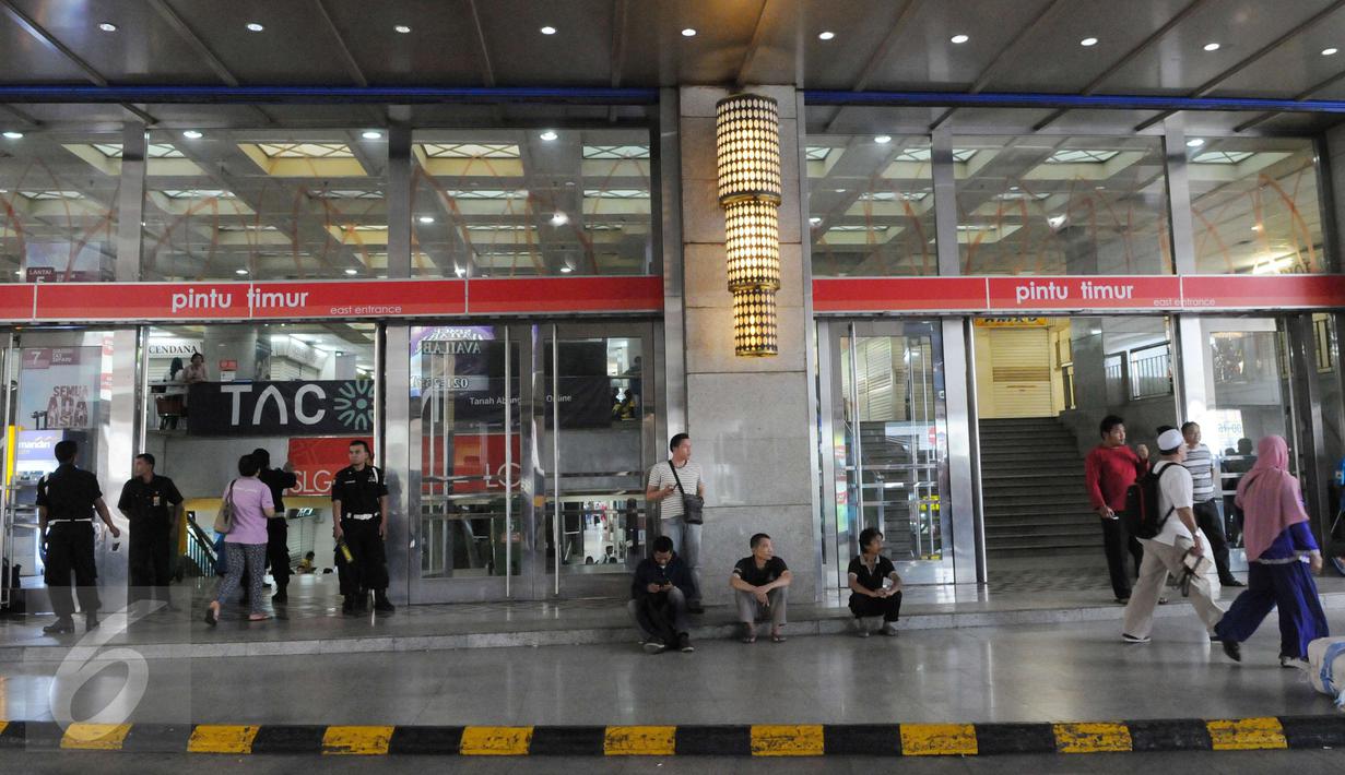 Sejumlah petugas berjaga di pintu masuk di perbelanjaan Tanah Abang, Jakarta, Jumat (2/12). Khawatir jadi sasaran anarkisme para pendemo, Sejumlah pedagang di kawasan Tanah abang memilih libur dan menutup toko. (Liputan6.com/Helmi Afandi)