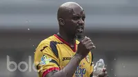 Gelandang Mitra Kukar, Mohamed Sissoko, melepas dahaga saat tampil melawan Persija pada laga Liga 1 2017 di Stadion Patriot, Bekasi, Minggu (15/5/2017). Kedua tim bermain imbang 1-1. (Bola.com/Vitalis Yogi Trisna)