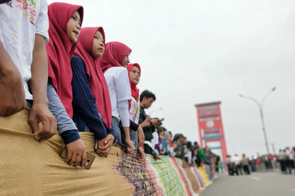 Jumputan Palembang Terpanjang Peraih Rekor Muri Sambut Presiden Jokowi
