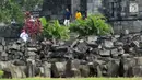 Mantan Presiden Amerika Serikat, Barack Obama (kaus biru) keluar dari salah satu bangunan Candi Prambanan, Yogyakarta, Kamis (29/6). Barack Obama beserta keluarga berlibur dan mengunjungi sejumlah tempat di Yogyakarta. (Liputan6.com/Helmi Fithriansyah)