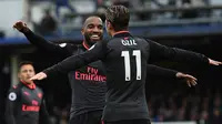 Striker Arsenal, Alexandre Lacazette (kiri) merayakan gol ke gawang Everton pada matchday kesembilan Liga Primer Inggris di Goodison Park, Minggu (22/10). The Gunners menang dengan skor akhir 5-2. (Oli SCARFF / AFP)