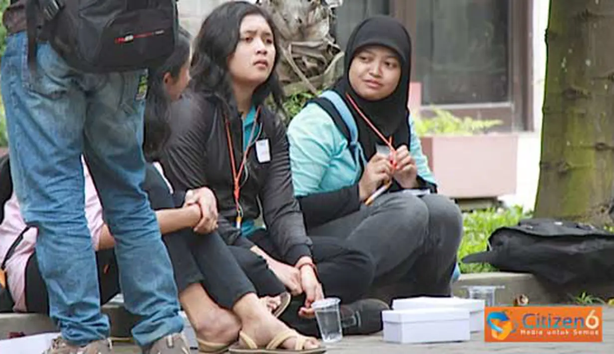 Citizen6, Yogyakarta: Para Mahasiswa UGM Yogyakarta, sedang berdiskusi tentang workshop Citizen6, sambil makan siang. (Pengirim: Ady Permadi)