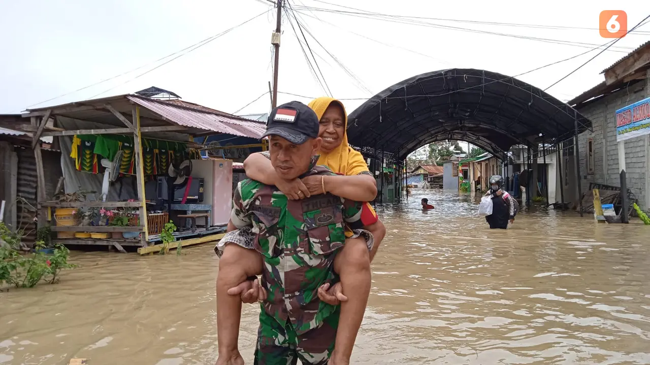 evakuasi warga terdampak banjir di Kota Palu