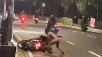 Seorang pria dalam kondisi mabuk dan tanpa mengenakan pakaian mengamuk di Jalan Lenteng Agung, Jagakarsa, Jakarta Selatan. (Foto: Tangkapan Layar Sosmed)