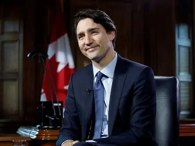 Perdana Menteri Kanada Justin Trudeau saat melakukan sesi wawancara di kantornya, Parliament Hill, Ontario , Kanada , 19 Mei 2016. PM Kanada ganteng dan muda ini terpilih sebagai pemimpin Kanada pada Pemilu 20 Oktober 2015 lalu. (REUTERS / Chris Wattie)