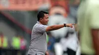 Pelatih Perseru Serui, Agus Yuwono saat memimpin timnya melawan Persija Jakarta pada lanjutan Liga 1 2017 di Stadion Patriot Bekasi, Selasa (19/9/2017). Persija menang 1-0. (Bola.com/Nicklas Hanoatubun)