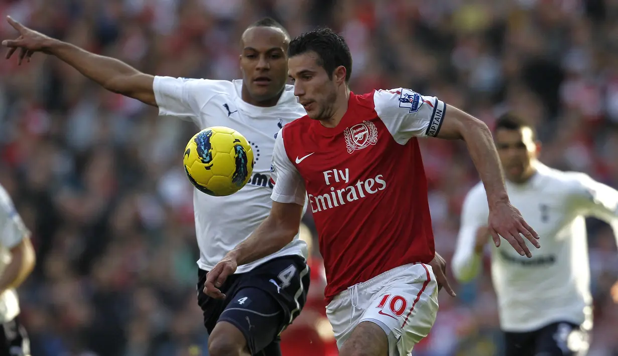 Bersama Arsenal pada musim 2011/2012 ia berhasil menjadi top skor dengan torehan 30 gol. Sementara pada musim 2012/2013 saat telah berseragam Manchester United ia langsung melanjutkan ketajamannya menjadi top skor dengan raihan 26 gol. (AFP/Ian Kington)