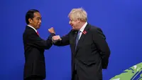 Perdana Menteri Inggris Boris Johnson menyambut Joko Widodo, Presiden Indonesia, saat tiba di KTT Pemimpin Dunia COP26 Konferensi Perubahan Iklim Perserikatan Bangsa-Bangsa ke-26 di Glasgow. (Foto: Karwai Tang/Pemerintah Inggris)