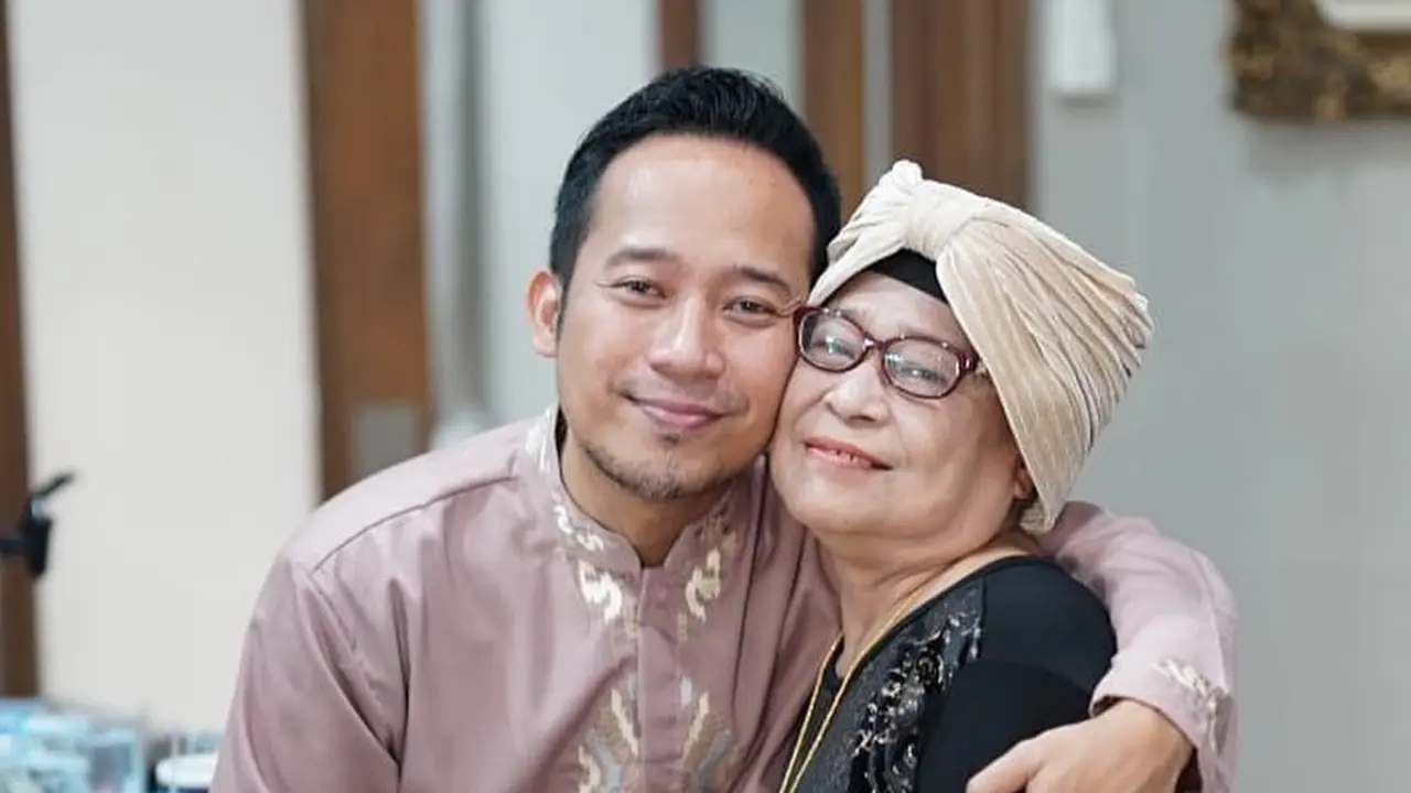 Ibunda Meninggal Dunia, Ini 6 Momen Kenangan Denny Cagur dan Sang Mama