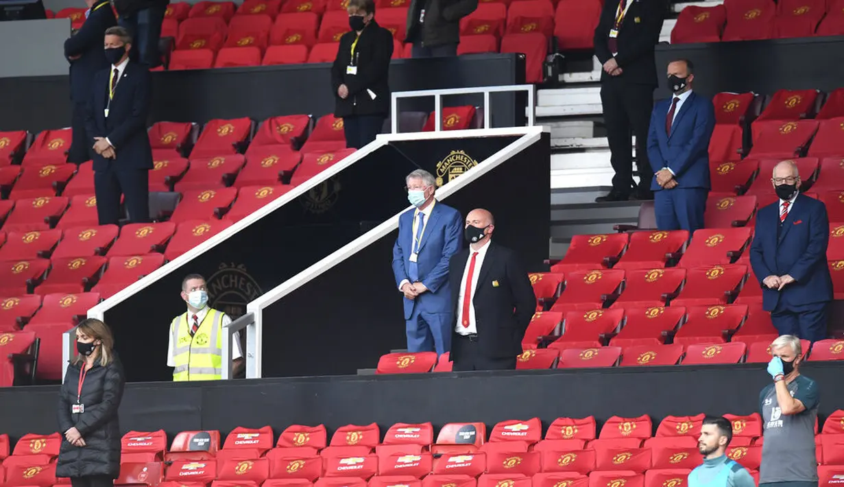 Sir Alex Ferguson menghadiri laga Manchester United melawan Southampton pada laga Premier League di Old Trafford, Selasa (14/7/2020). Mengenakan masker di bawah hidung, Sir Alex Ferguson jadi sorotan di media sosial. (AP/Peter Powell,Pool)