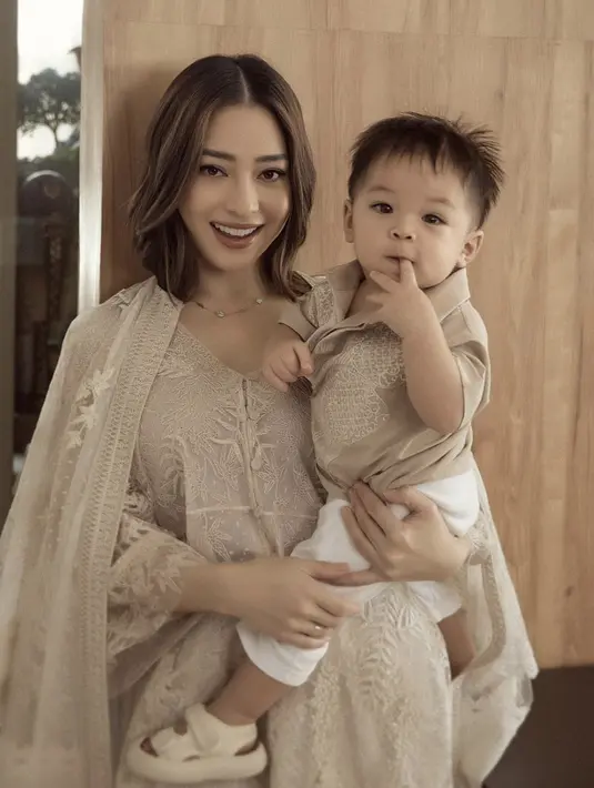 Nuansa warna khaki menjadi sebuah warna yang tak lekang oleh waktu. Warna ini juga bisa menjadi nuansa warna pilihan untuk tampil elegan di hari Lebaran nanti. [Foto: Instagram/ Nikita Willy]