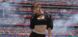 Lisa BLACKPINK bergaya Nike Girl saat nonton Belgia vs Spanyol di Los Angeles Stadium. Tas Hungry Chili BOYY sekitar Rp42,5 jutaan jadi pusat perhatian. (@lalalalisa_m)
