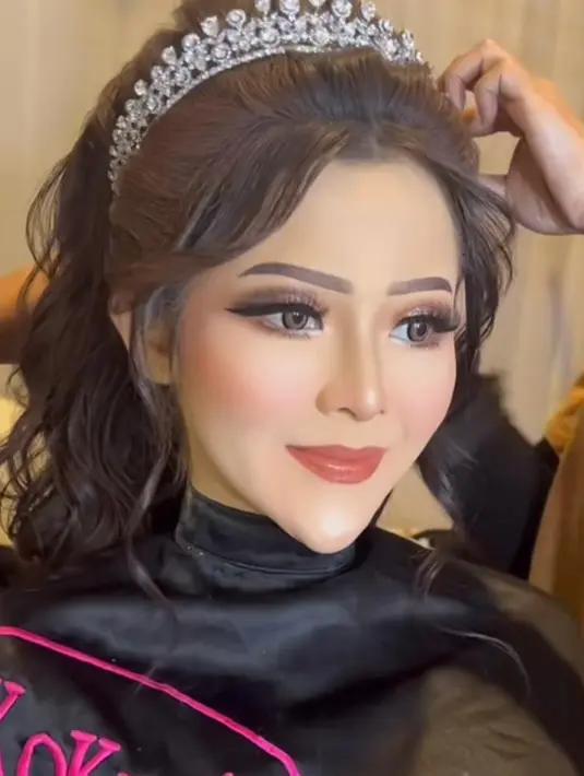Penampilan Bella disempurnakan dengan makeup bold hasil tangan dingin  @khadijahazzahra_makeup, serta tiara yang membuat penampilannya bak princess. [Instagram/khadijahazzahra_makeup]