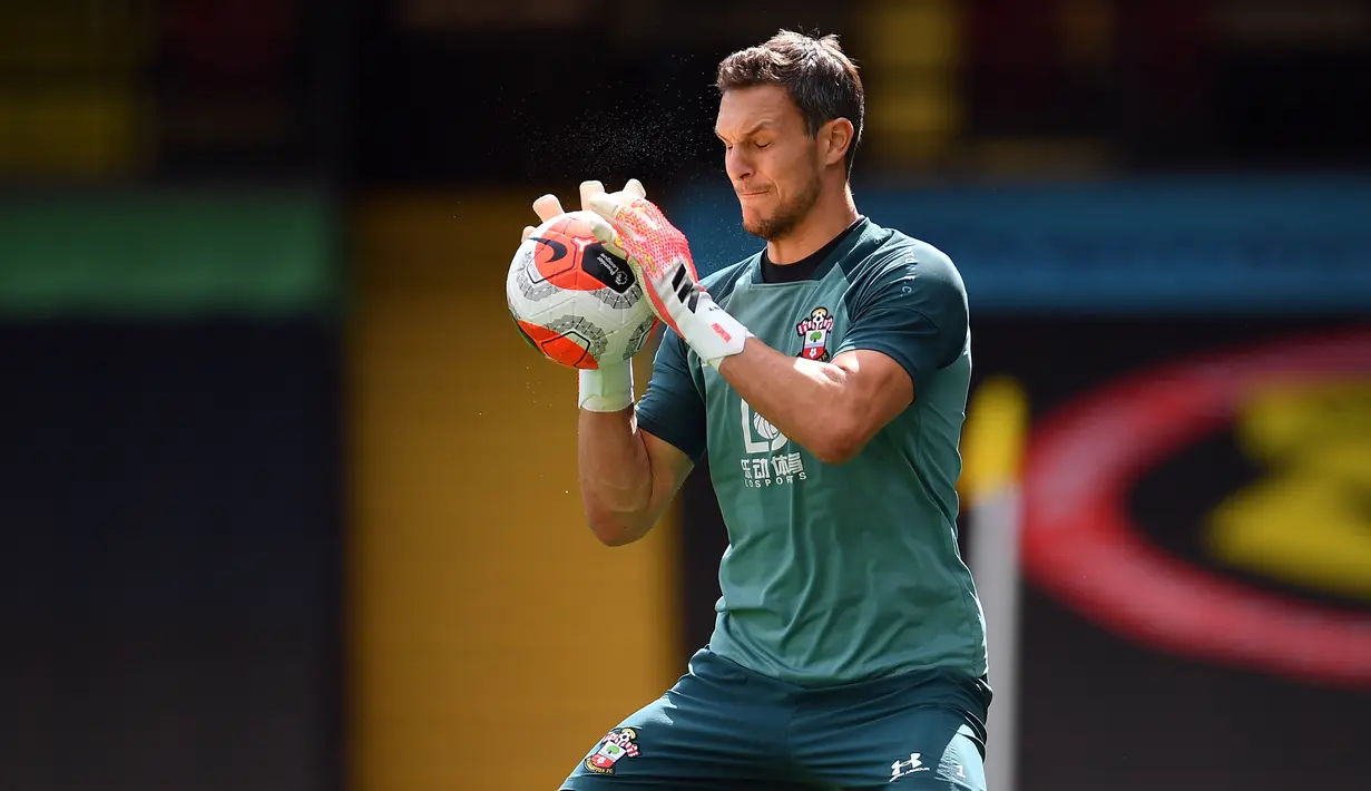 3. Alex McCarthy (Southampton) - Penampilan Alex McCarthy bersama Southampton di kompetisi musim ini bisa dibilang sangat impresif. Kiper berusia 30 tahun ini melakukan 21 kali penyelamatan dan 4 clean sheets dari 8 laganya bersama Southampton. (AFP/Justin Setterfield/pool)