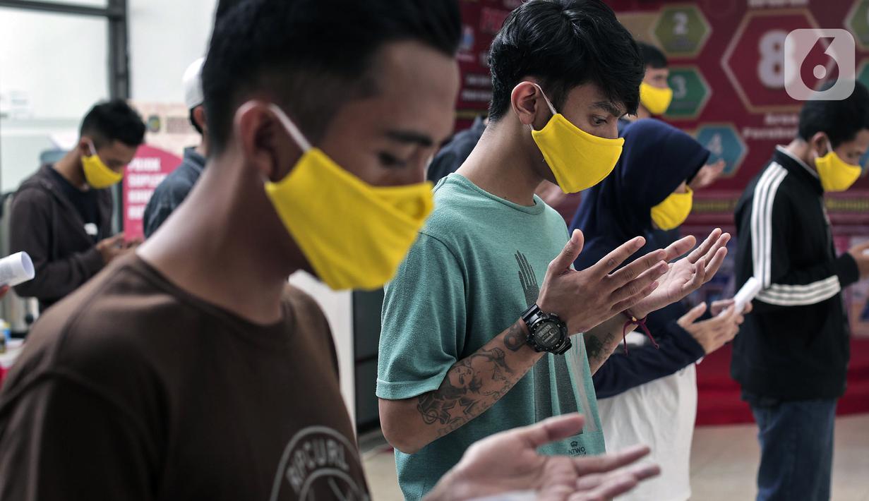 Narapidana membaca doa usai mendapat pembebasan bersyarat melalui program asimilasi dan integrasi terkait pandemi virus corona COVID-19 di Rutan Kelas I Depok, Jawa Barat, Selasa (7/4/2020). Narapidana yang dibebaskan harus sudah menjalani dua pertiga masa tahanan. (Liputan6.com/Johan Tallo)