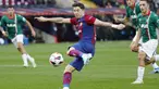 Pemain Barcelona, Robert Lewandowski, melepaskan tendangan saat melawan Alaves pada laga pekan ke-13 La Liga 2023/2024 di Estadi Olímpic Lluís Companys, Minggu (12/11/2023). Barcelona sukses melakukan comeback 2-1 saat melawan Alaves. (AP Photo/Joan Monfort)