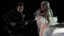 Aksi Lady Gaga di atas panggung ajang Grammy Awards 2018, New York,  Minggu (28/1). Kesempurnaan penampilan Gaga juga didukung oleh petikan gitar Mark Ronson hingga lagu yang dibawakan Gaga sampai menyentuh hati. (KEVIN WINTER/GETTY IMAGES/AFP)