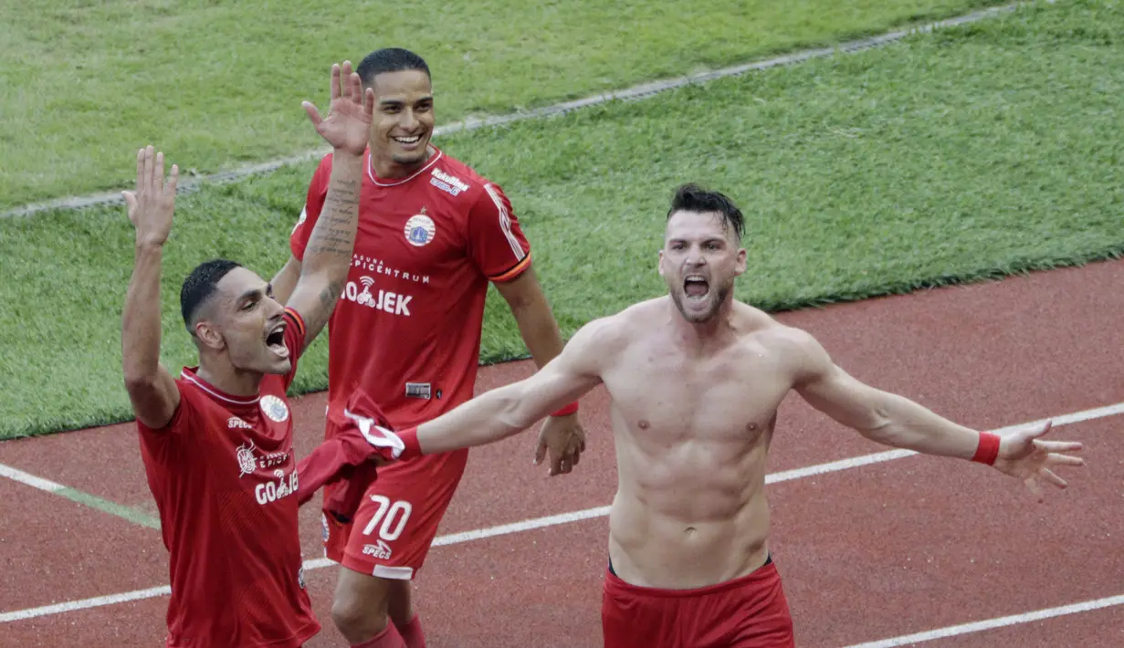 Striker Persija Jakarta, Marko Simic, melakukan selebrasi usai membobol gawang Mitra Kukar pada laga Liga 1 di SUGBK, Jakarta, Minggu (09/12). Persija Jakarta menang 2-1 atas Mitra Kukar. (Bola.com/M Iqbal Ichsan)