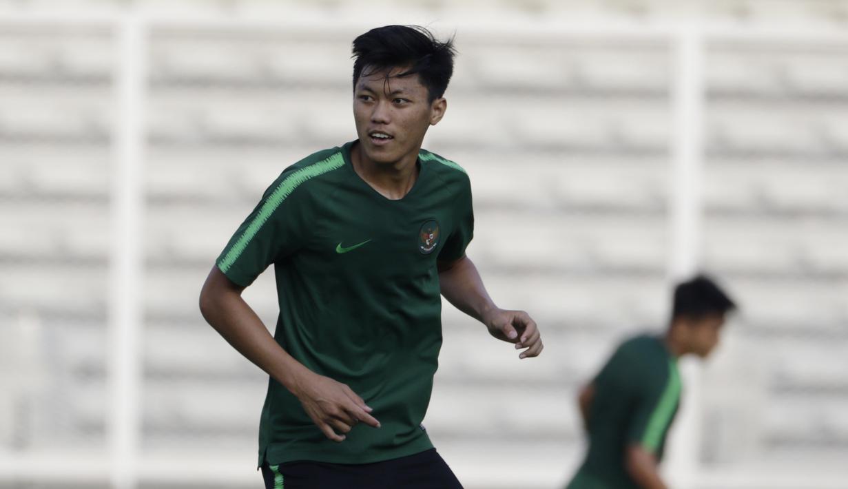 Pemain Timnas Indonesia U-22, Feby Eka Putra, saat latihan di Stadion Madya, Senayan, Jakarta, Senin (4/3). Latihan tersebut untuk persiapan kualifikasi Piala AFC U-23. (Bola.com/M Iqbal Ichsan)