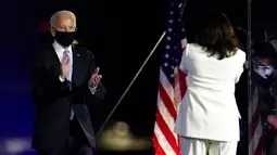 Presiden terpilih Joe Biden disambut Wakil Presiden terpilih Kamala Harris saat menyampaikan pidato kemenangan Pilpres AS 2020 di Wilmington, Delaware, Amerika Serikat, Sabtu (7/11/2020). Joe Biden dan Kamala Harris memenangkan Pilpres AS 2020. (AP Photo/Paul Sancya)