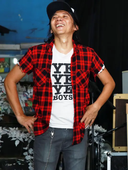 Berita tidak benar juga pernah menimpa Bimbim Februari 2012. Drummer group Slank itu dikabarkan meningal dunia. Kabar melalui pesan singkat BBM itu sempat membuat gempar. Bimbim dengan santai menanggapi berita itu dengan tertawa.(Deki Prayoga/Bintang.com)