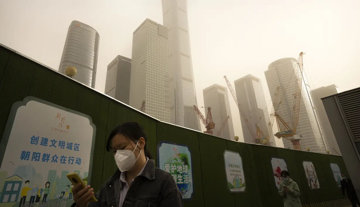 Pusat pemantauan lingkungan Beijing mengatakan, badai pasir itu terparah di tahun 2023. (AP Photo/Mark Schiefelbein)