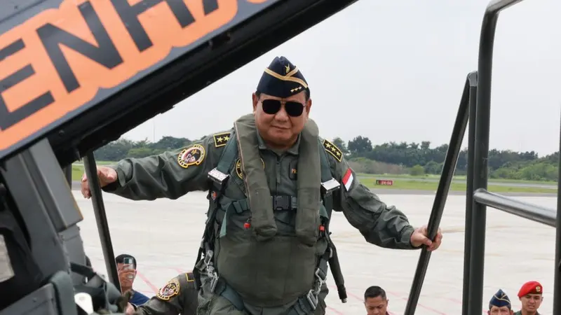 Menteri Pertahanan (Menhan) Prabowo Subianto menjajal pesawat tempur F-16 milik TNI Angkatan Udara (AU), Rabu (8/3/2023).