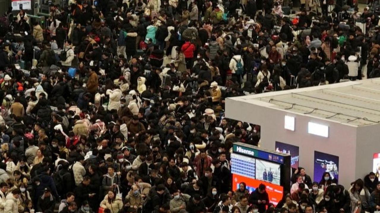 FOTO: Penampakan Kepadatan Arus Mudik Jelang Imlek di China yang Akan Pecahkan Rekor, Stasiun Kereta bak Lautan Manusia