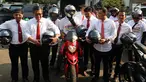 Rombongan Sembilan Sekjen koalisi Parpol yang menggunakan motor gede (Moge) saat tiba di Gedung KPU, Jakarta, Senin (20/8).(liputan6.com/Johan Tallo)
