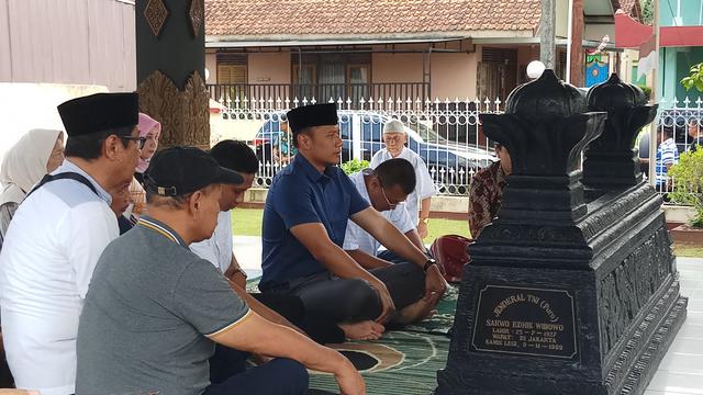Ziarah Ke Makam Sarwo Edhie Ahy Kenang Perjuangan Kakeknya News Liputan6 Com