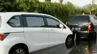 Para pemilik mengevakuasi kendaraan mereka menggunakan truk derek untuk dibawa ke bengkel.