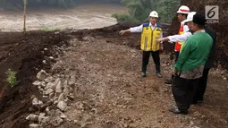 Presiden Joko Widodo mendengar penjelasan saat meninjau proyek Terowongan Nanjung di Kabupaten Bandung, Jawa Barat, Minggu (10/3). Terowongan Nanjung menembus tebing sepanjang 230 meter. (Liputan6.com/Angga Yuniar)