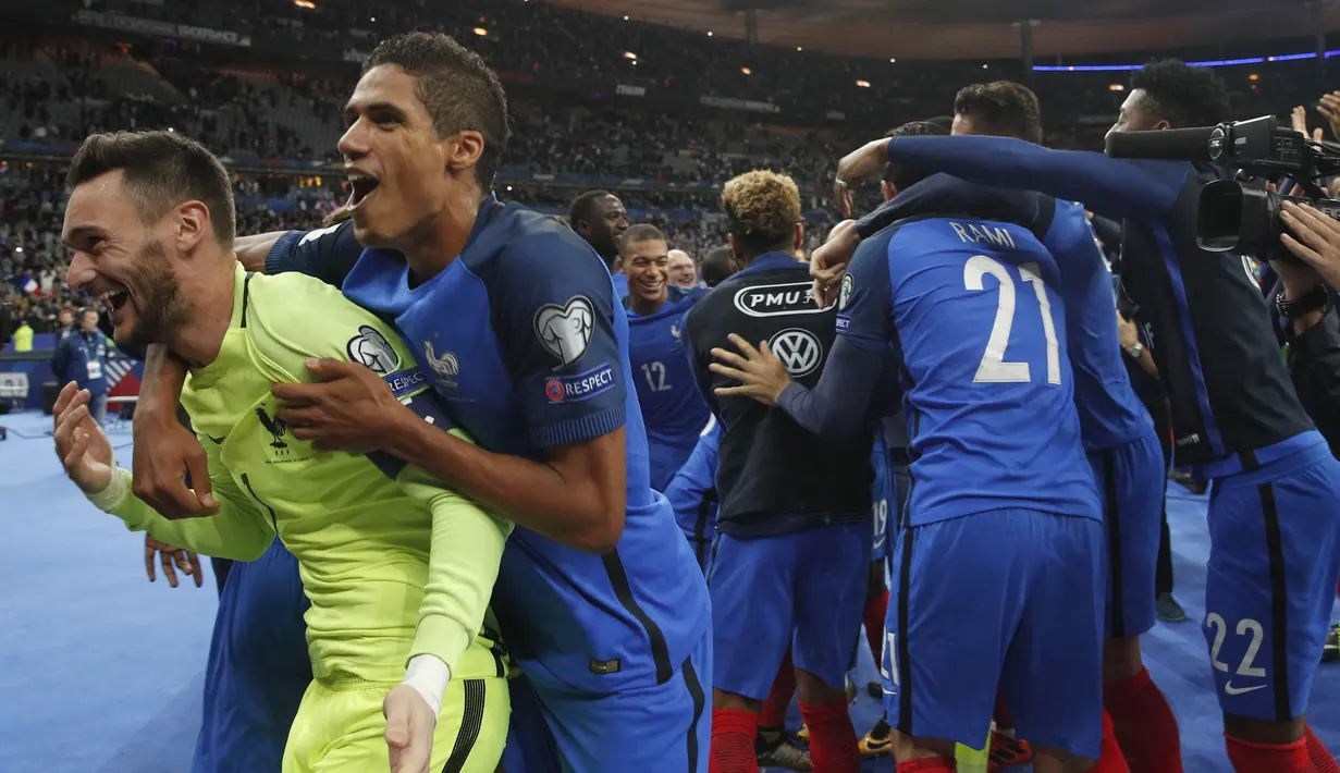 Kiper Prancis, Hugo Lloris merayakan kemenangan atas Belarusia pada kualifikasi Piala Dunia 2018 grup A di Stade de France stadium, Saint-Denis (10/10/2017). Prancis menang 2-1. (AP/Christophe Ena)