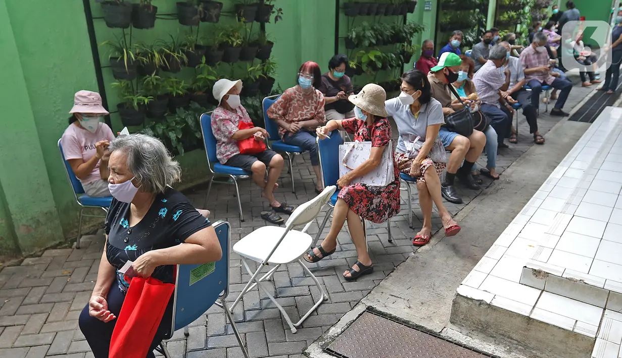 Warga lanjut usia (lansia) saat antre untuk mengikuti vaksin Covid-19 di Puskesmas Kecamatan Senen, Jakarta, Selasa (23/2/2021). Pelaksanaan vaksinasi Covid-19 sudah masuk pada tahap 2 yang diperuntukan bagi Lansia dan petugas pelayanan publik. (Liputan6.com/Herman Zakharia)