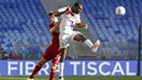 Pemain AS Roma, Marash Kumbulla, duel udara dengan pemain Crotone, Simy, pada laga Liga Italia di Stadion Olimpico, Senin (10/5/2021). AS roma menang dengan skor 5-0. (AP/Gregorio Borgia)