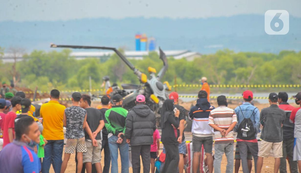 Sejumlah warga melihat helikopter MI-17 v 5 HA 5142 milik TNI Angkatan Darat (AD) yang terjatuh dan meledak di kawasan industri Kendal, Jawa Tengah, Sabtu (6/6/2020). Akibat insiden tersebut, empat penumpang meninggal dunia sementara lima lainnya luka-luka. (Liputan6.com/Gholib)